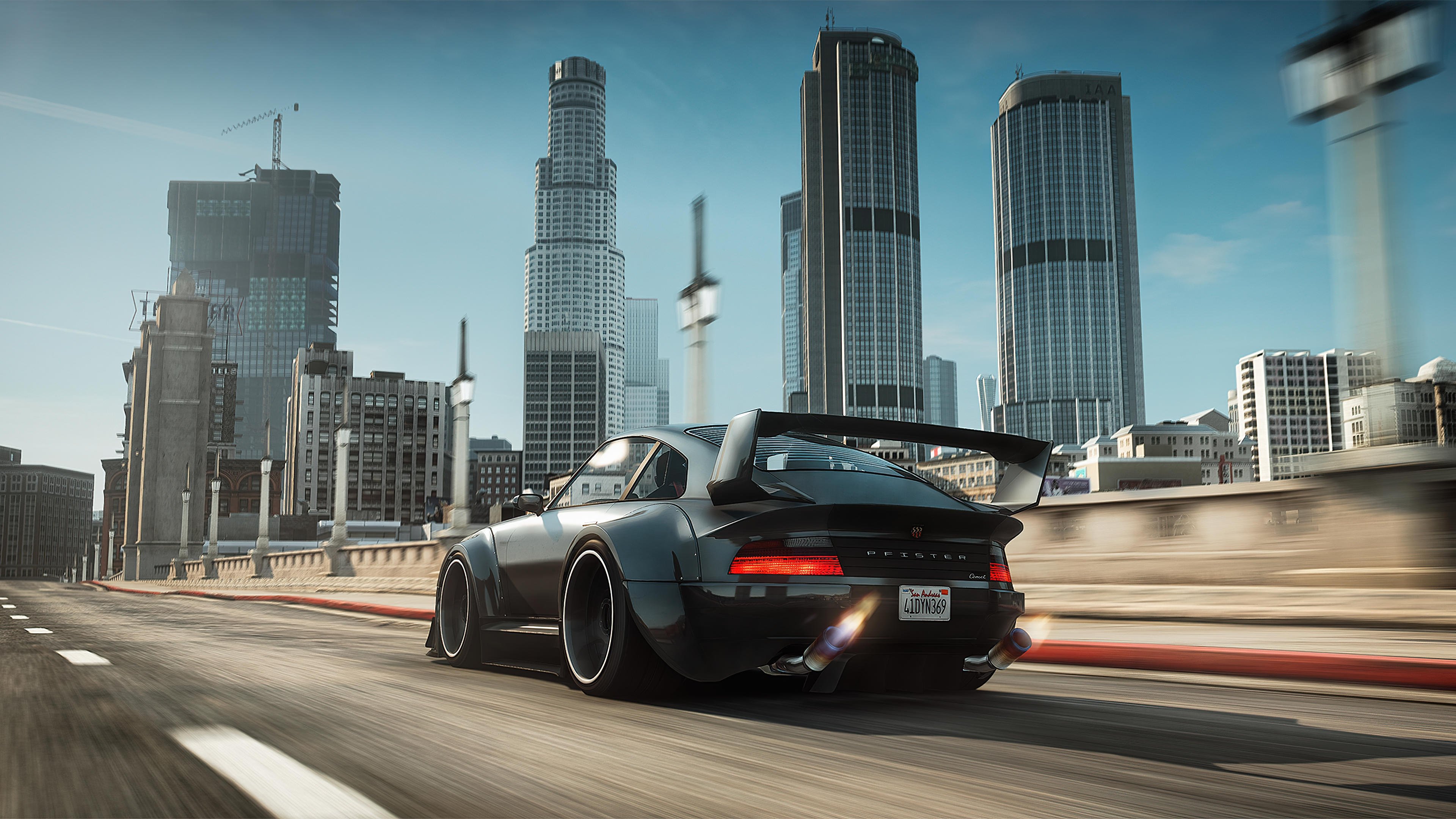 “泥泞冲刺：雨后赛道上的疯狂对决”，在雨后泥泞的道路上走