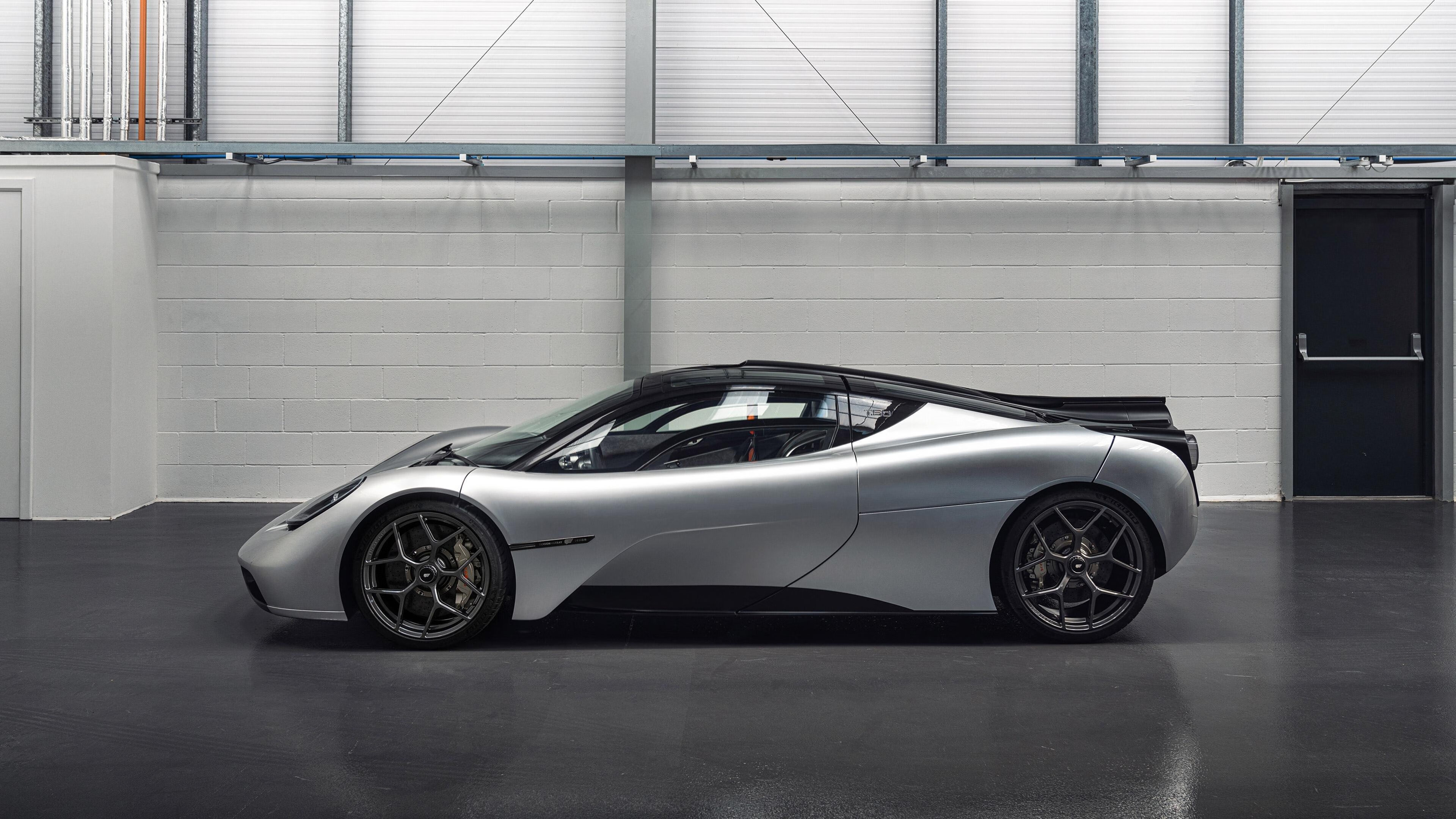 “球场内外：球员的动人故事和激情人生”，关于球员